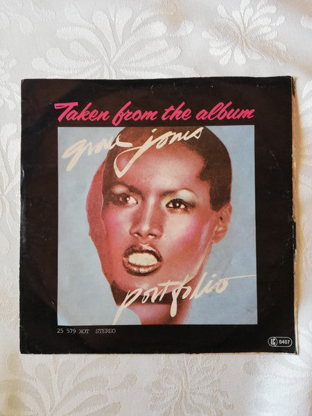 Grace Jones : La Vie En Rose / I Need A Man (7", Single)